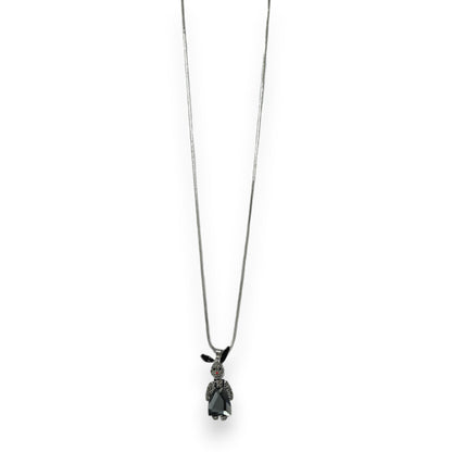 Lange silberne Kette mit Anhänger in Form eines glitzernden Hasen mit grauen Strass-Steinen und schwarzem Edelstein