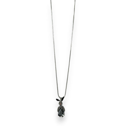Lange silberne Kette mit Anhänger in Form eines glitzernden Hasen mit grauen Strass-Steinen und schwarzem Edelstein
