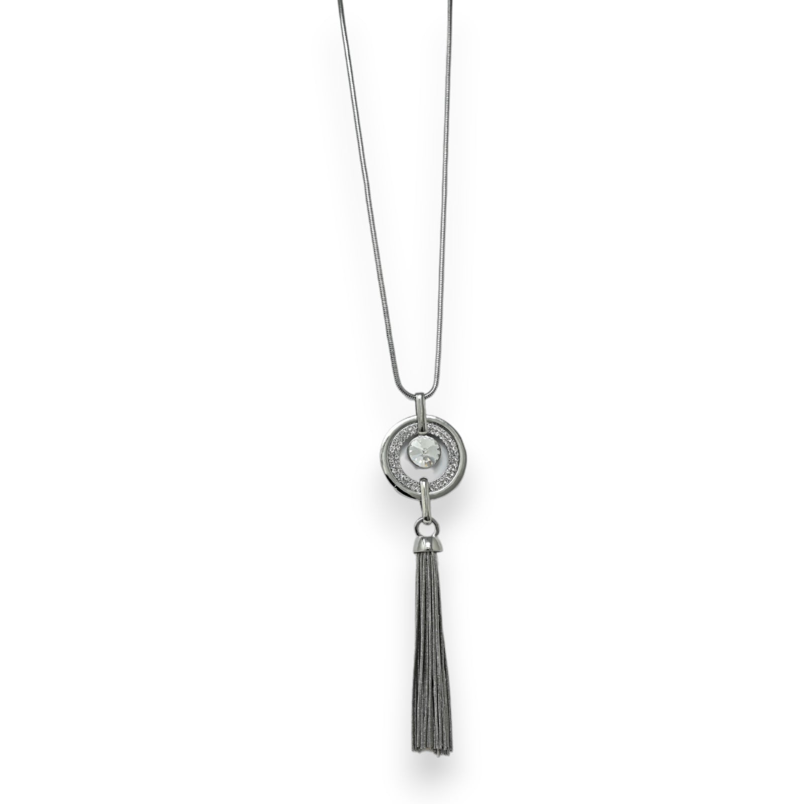 Langer silberner Halskette mit rundem Strass-Anhänger und Quaste, eleganter Modeschmuck auf weißem Hintergrund