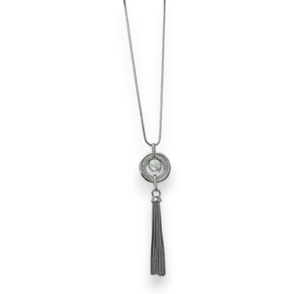 Langer silberner Halskette mit rundem Strass-Anhänger und Quaste, eleganter Modeschmuck auf weißem Hintergrund