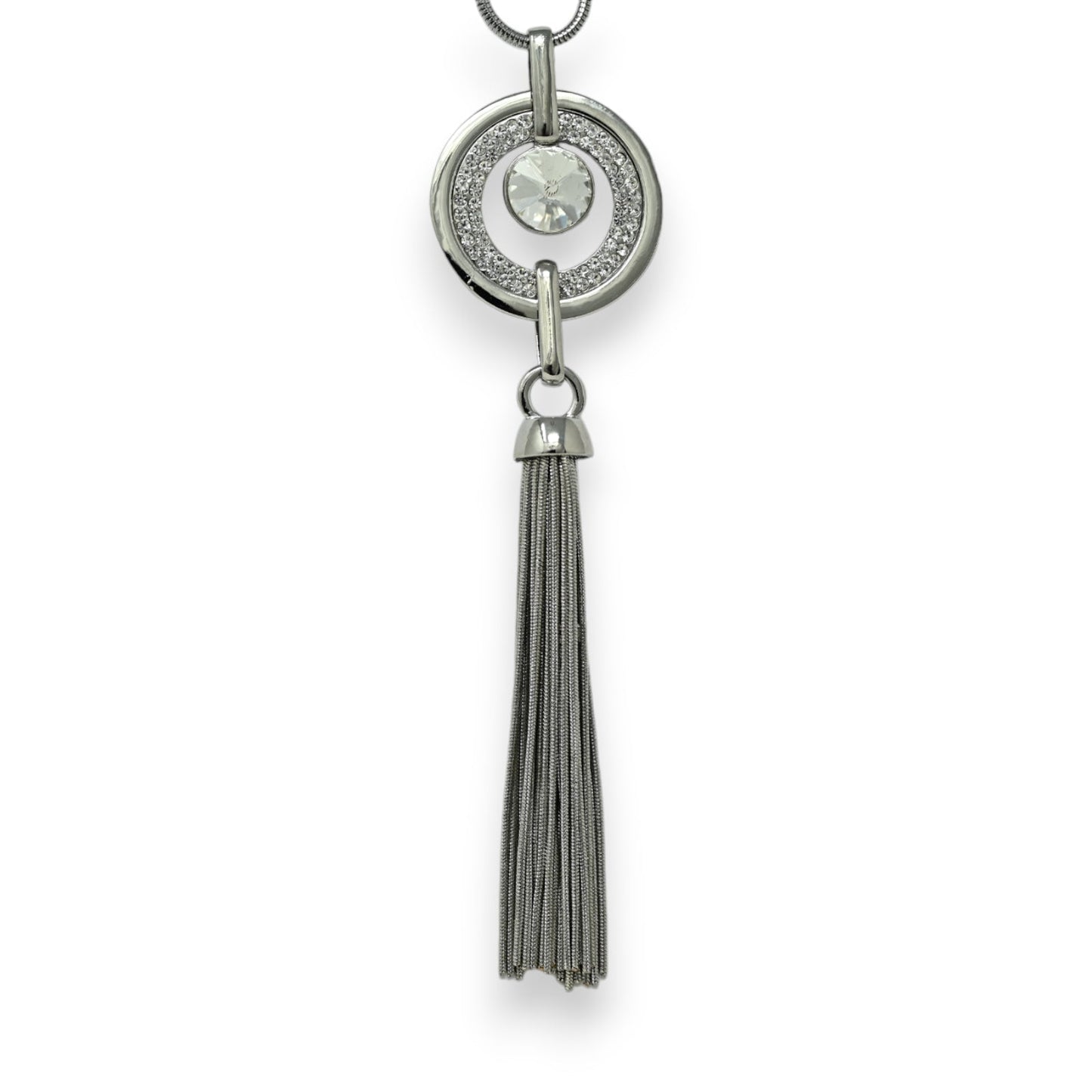 Langer silberner Fantasie-Halsreif mit Strass-Medaillon und Fransen-Pom-Pom