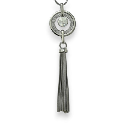 Langer silberner Fantasie-Halsreif mit Strass-Medaillon und Fransen-Pom-Pom