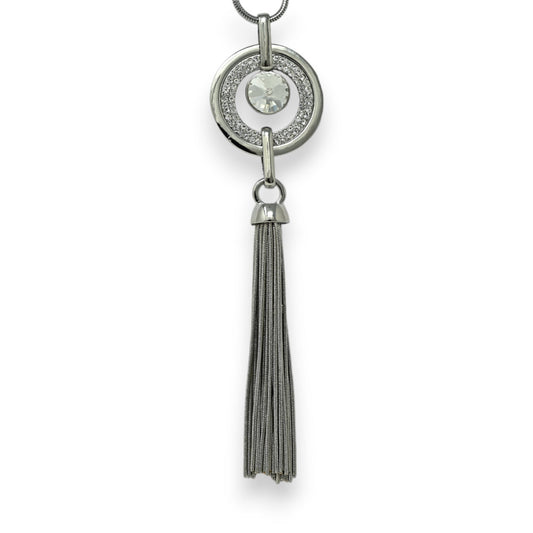 Langer silberner Fantasie-Halsreif mit Strass-Medaillon und Fransen-Pom-Pom