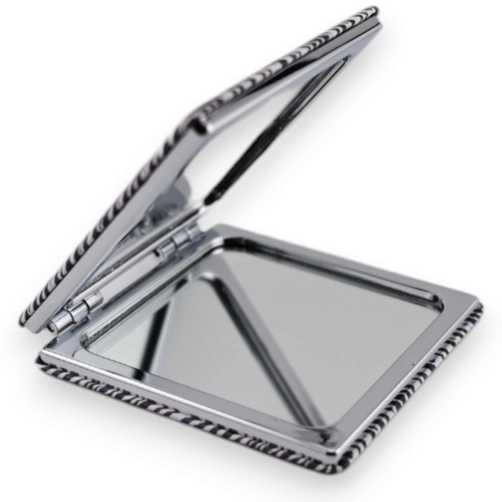 Aufgeklappter silberner Taschenspiegel mit dekorativem Muster am Rand, quadratische Form, elegantes Design