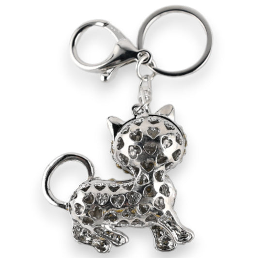 Silberner Schlüsselanhänger in Katzenform mit Herzmuster und Strasssteinen, elegantes Accessoire für Katzenliebhaber