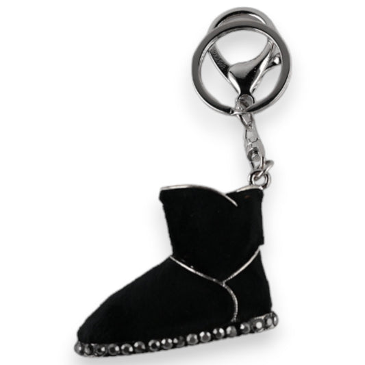 Silberner Schlüsselanhänger mit schwarzem Schuh-Anhänger, verziert mit glänzenden Steinen am Rand der Sohle