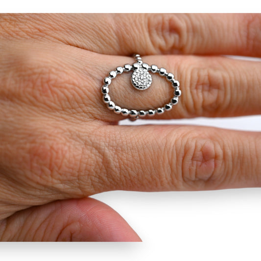 Ein silberfarbener Stahlring mit ovales und rundes Strass