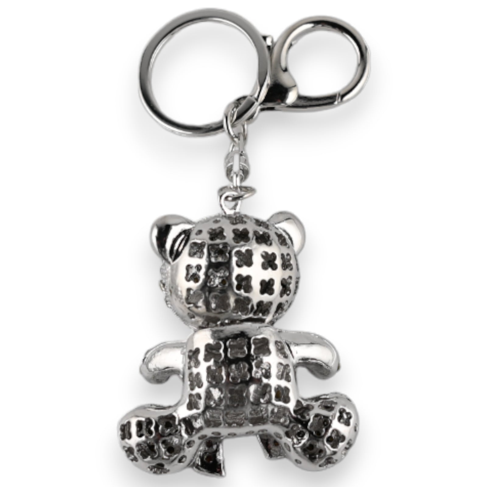 Silberner Schlüsselanhänger in Form eines sitzenden Teddybären mit geometrischem Muster und Ohren, an einem Metallring bef...