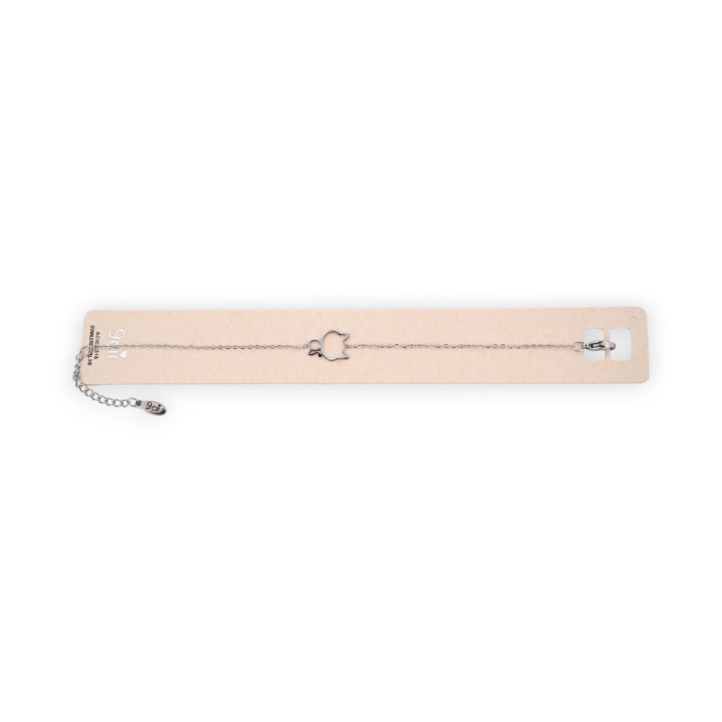 Silbernes Armband aus Stahl mit kleinem Katzenanhänger auf beigem Hintergrund, filigrane Kette mit Verlängerung