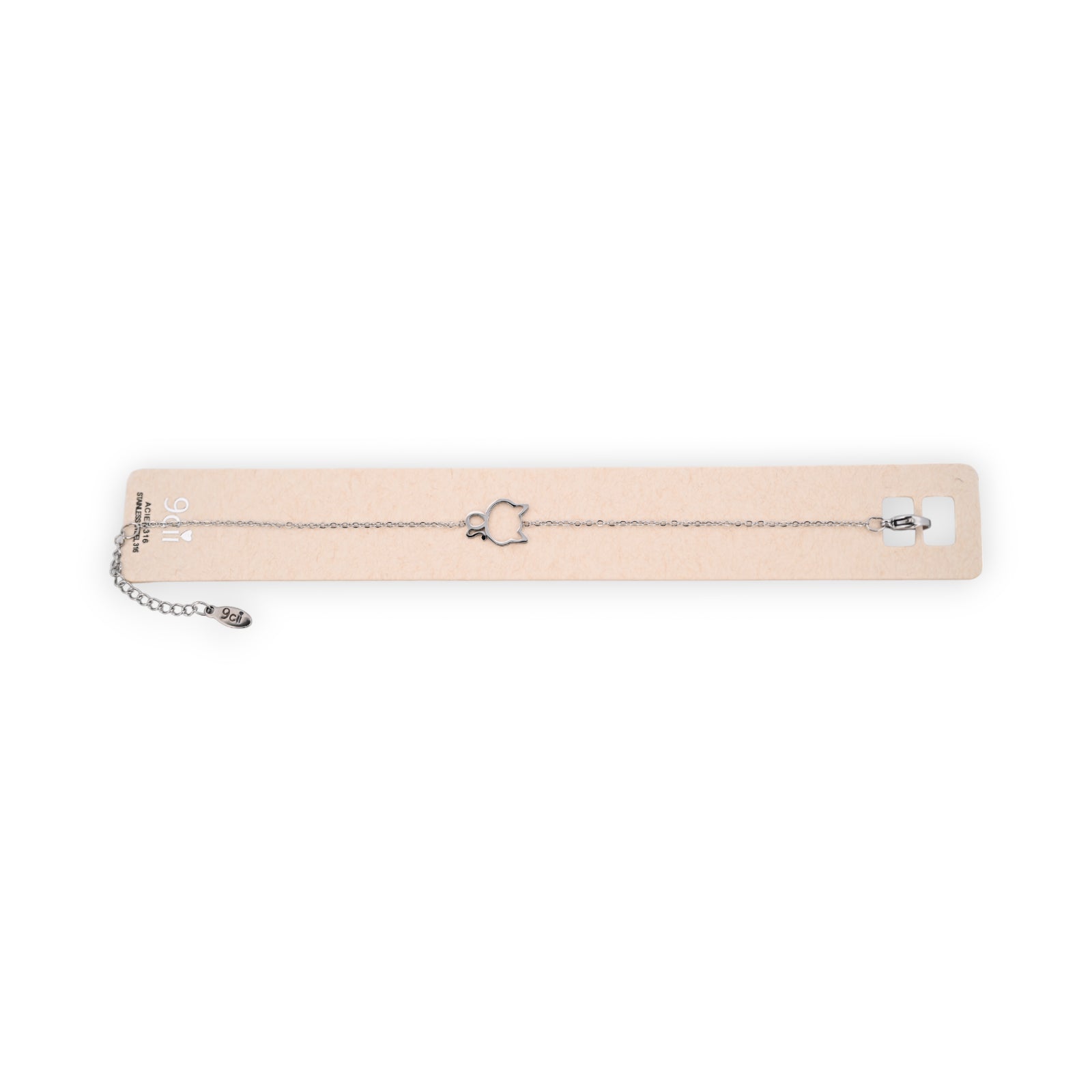 Silbernes Armband aus Stahl mit kleinem Katzenanhänger auf beigem Hintergrund, filigrane Kette mit Verlängerung