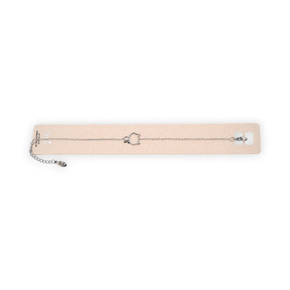 Silbernes Armband aus Stahl mit kleinem Katzenanhänger auf beigem Hintergrund, filigrane Kette mit Verlängerung