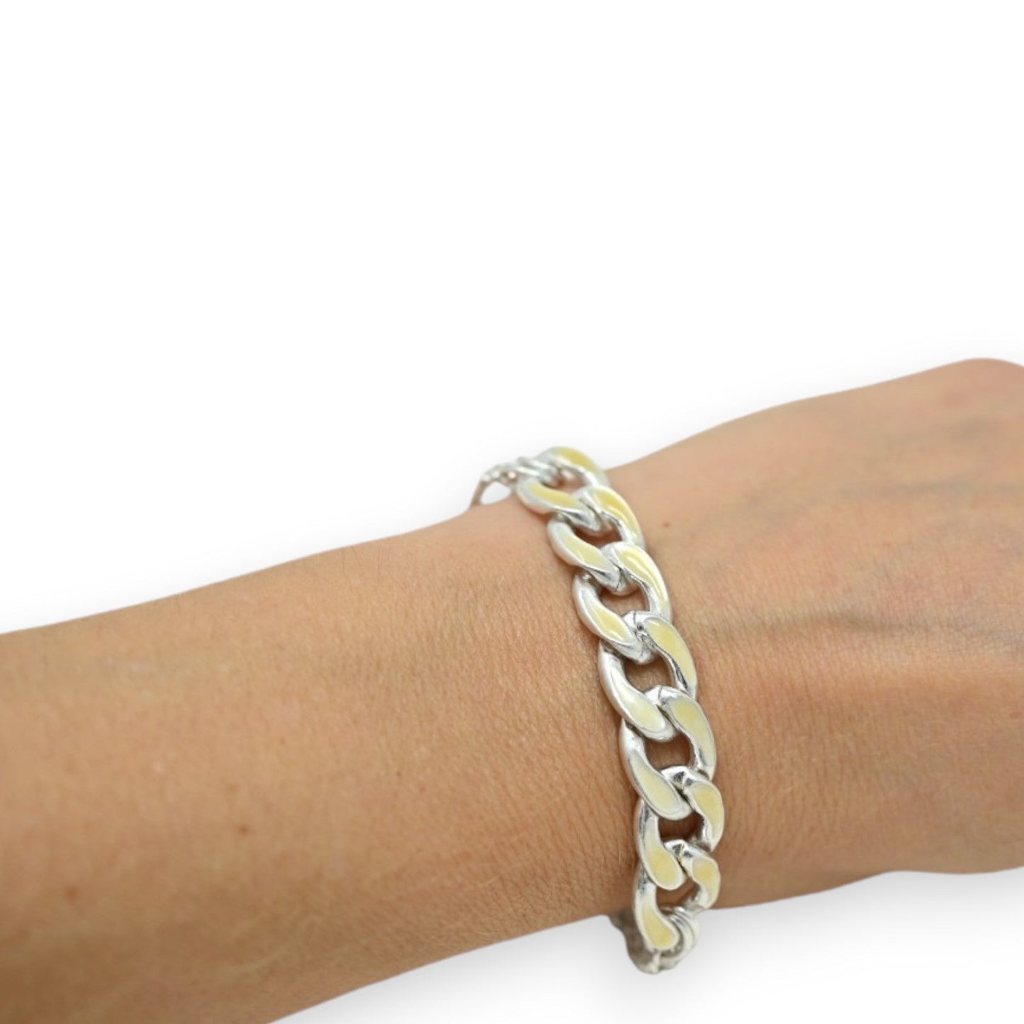 Silbernes Kettenarmband mit patinierter Oberfläche am Handgelenk, klassisches Design mit großen Gliederkettengliedern