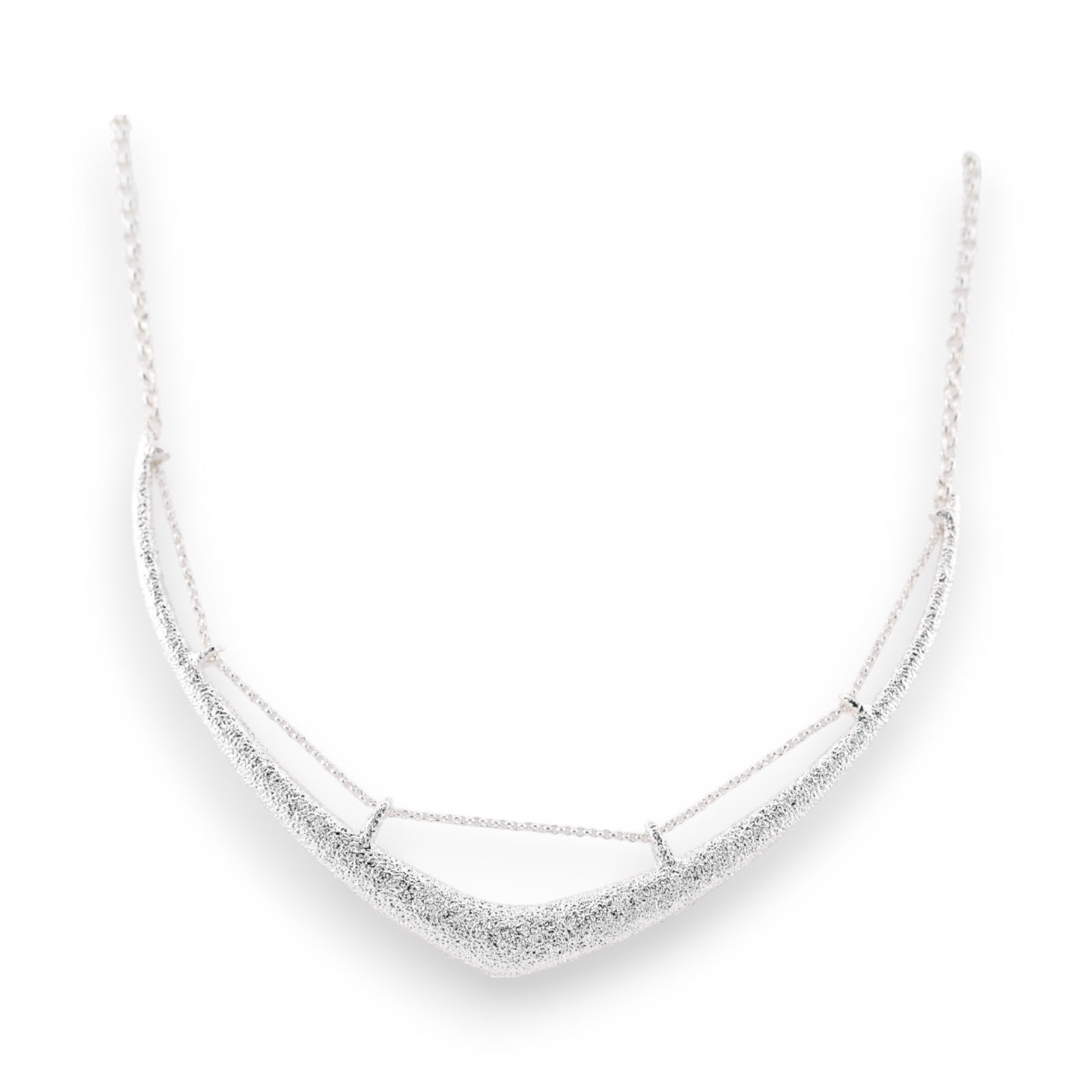 Elegantes silbernes Collier mit gehämmerter Optik, halbstarr geformt, funkelnde Oberfläche, moderner Schmuck von Ikita