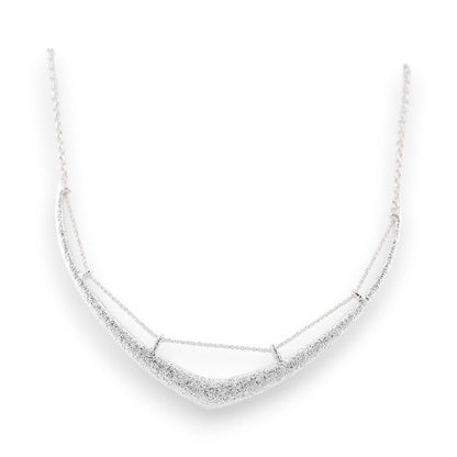 Elegantes silbernes Collier mit gehämmerter Optik, halbstarr geformt, funkelnde Oberfläche, moderner Schmuck von Ikita