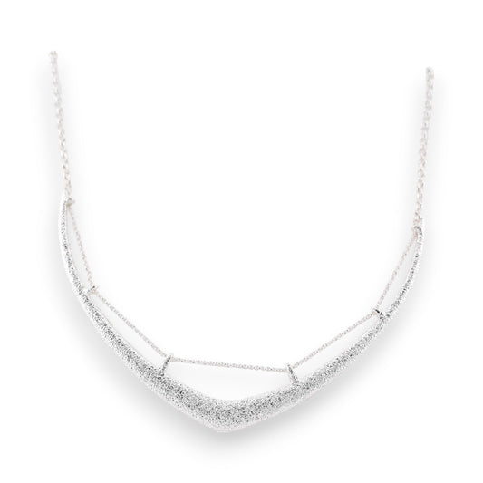 Elegantes silbernes Collier mit gehämmerter Optik, halbstarr geformt, funkelnde Oberfläche, moderner Schmuck von Ikita
