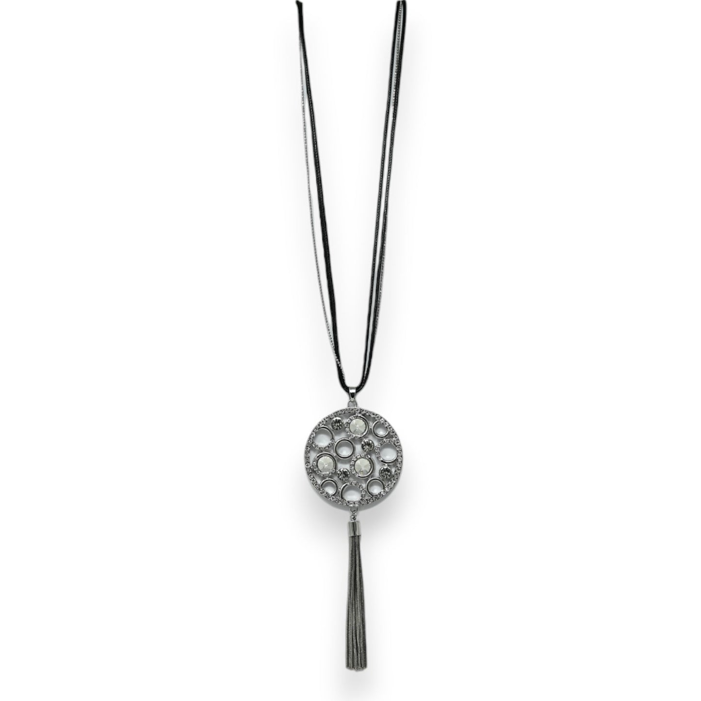 Langes silbernes Halsband mit rundem Strass-Anhänger und Quaste, moderner Schmuck auf weißem Hintergrund