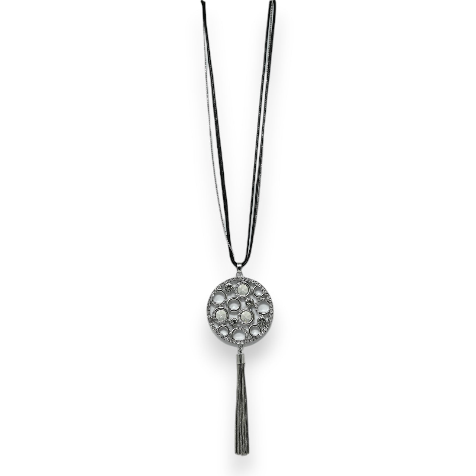 Langes silbernes Halsband mit rundem Strass-Anhänger und Quaste, moderner Schmuck auf weißem Hintergrund