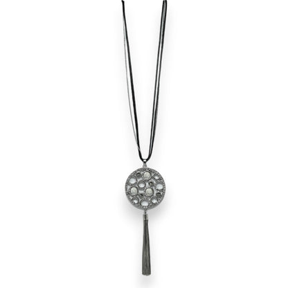 Langes silbernes Halsband mit rundem Strass-Anhänger und Quaste, moderner Schmuck auf weißem Hintergrund