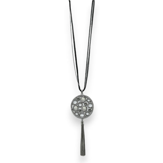 Langes silbernes Halsband mit rundem Strass-Anhänger und Quaste, moderner Schmuck auf weißem Hintergrund