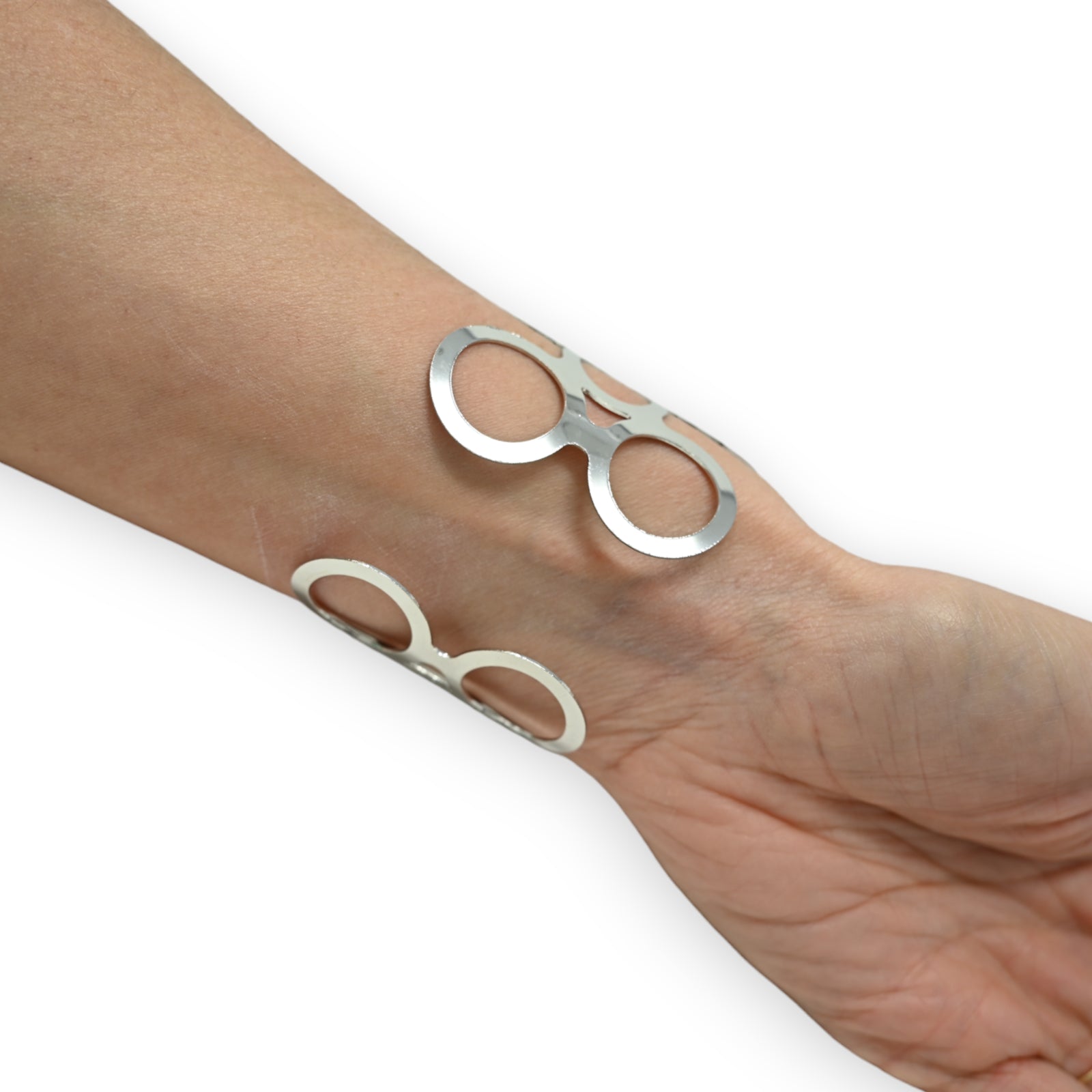Silbernes Armband mit zwei minimalistischen Brillenformen auf Handgelenk, modernes Accessoire-Design