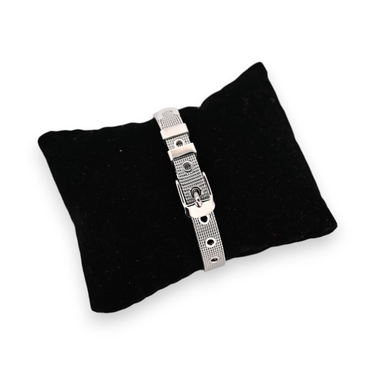Silbernes Stahlarmband mit Herzdesign auf schwarzem Samtkissen, elegantes Schmuckstück für Damen