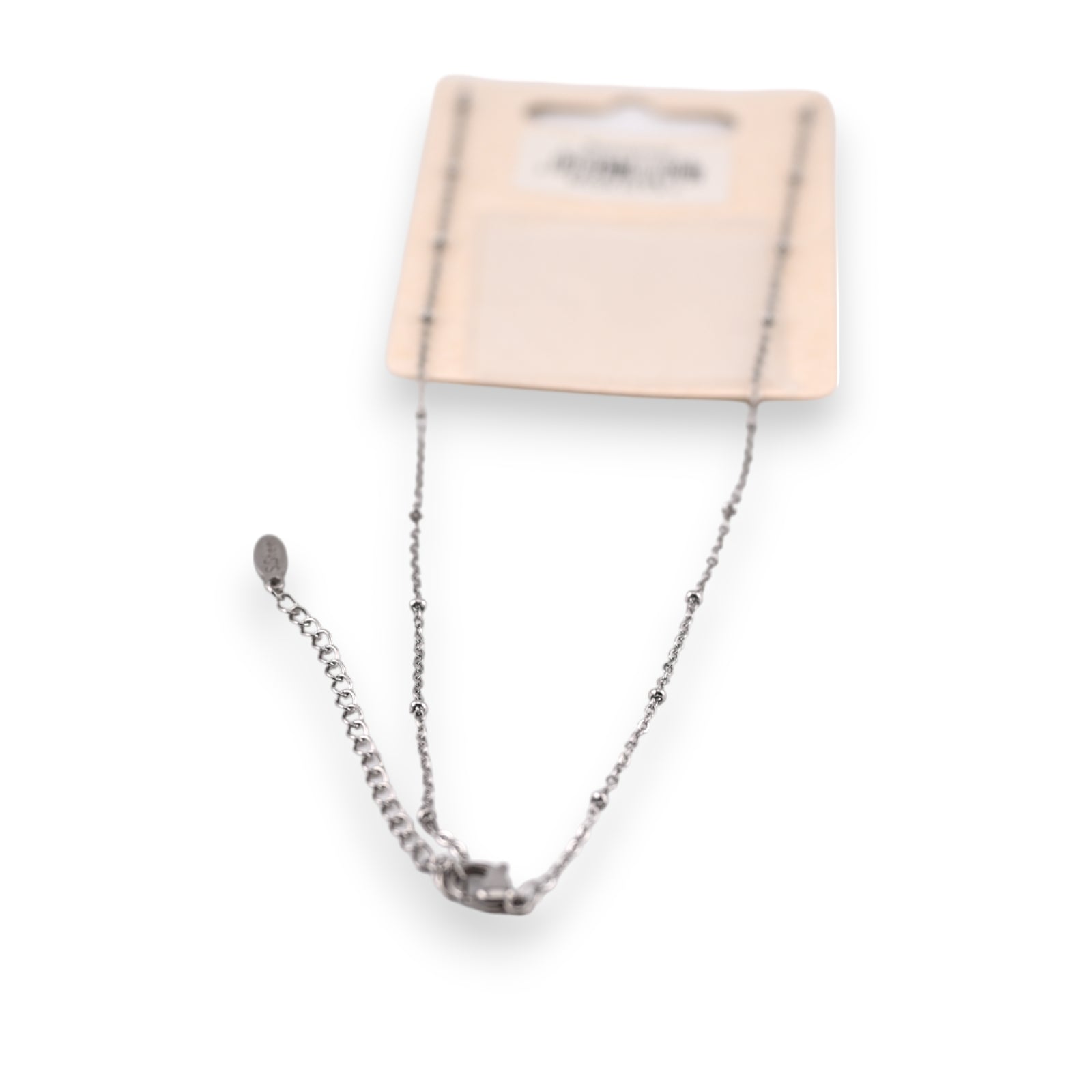 Silberfarbenes Stahlherz-Halsband mit funkelndem Stein auf Produktkarte, filigrane Kette mit Verlängerung
