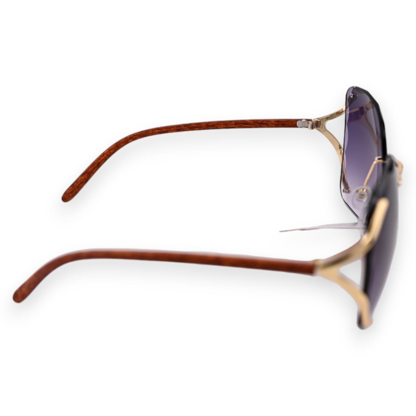 Stilvolle Sonnenbrille mit goldenem Rahmen, dunkel getönten Gläsern und braunen Bügeln aus Holzoptik