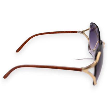 Stilvolle Sonnenbrille mit goldenem Rahmen, dunkel getönten Gläsern und braunen Bügeln aus Holzoptik