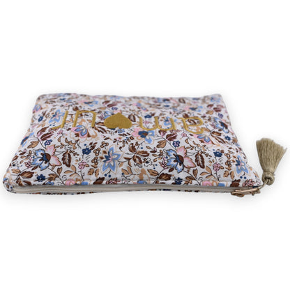 Blumige Stofftasche mit goldener 'Liebe'-Aufschrift, pastellfarbenem Blumenmuster und Quaste, auf weißem Hintergrund