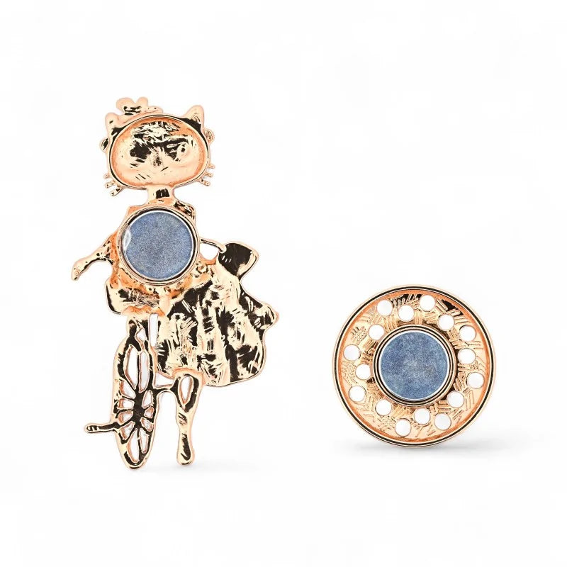 Szene Katze auf Fahrrad mit Kätzchen im Korb - außergewöhnliche narrative Roségold-Brosche