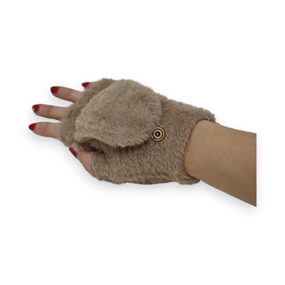 Taupe fingerlose Handschuhe aus Plüsch mit abnehmbarer Kappe, roten Fingernägeln und Knopfdetail auf weißem Hintergrund