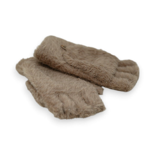 Taupe fingerlose Handschuhe aus flauschigem Pilou Pilou Material, gestapelt auf weißem Hintergrund