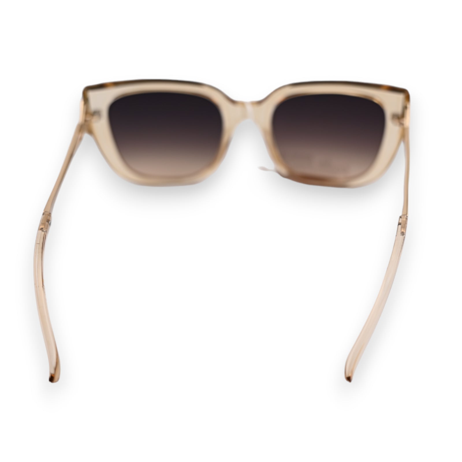 Stilvolle Sonnenbrille mit transparentem beigefarbenem Rahmen und dunklen Gläsern mit Farbverlauf, von vorne fotografiert