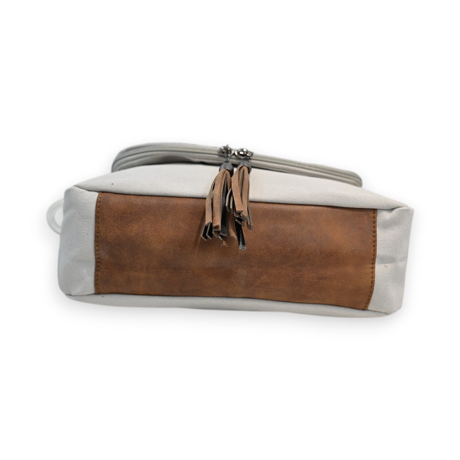 Umhängetasche aus Canvas in gebrochenes Weiß mit braunem Lederbesatz, Reißverschluss und Lederzipper
