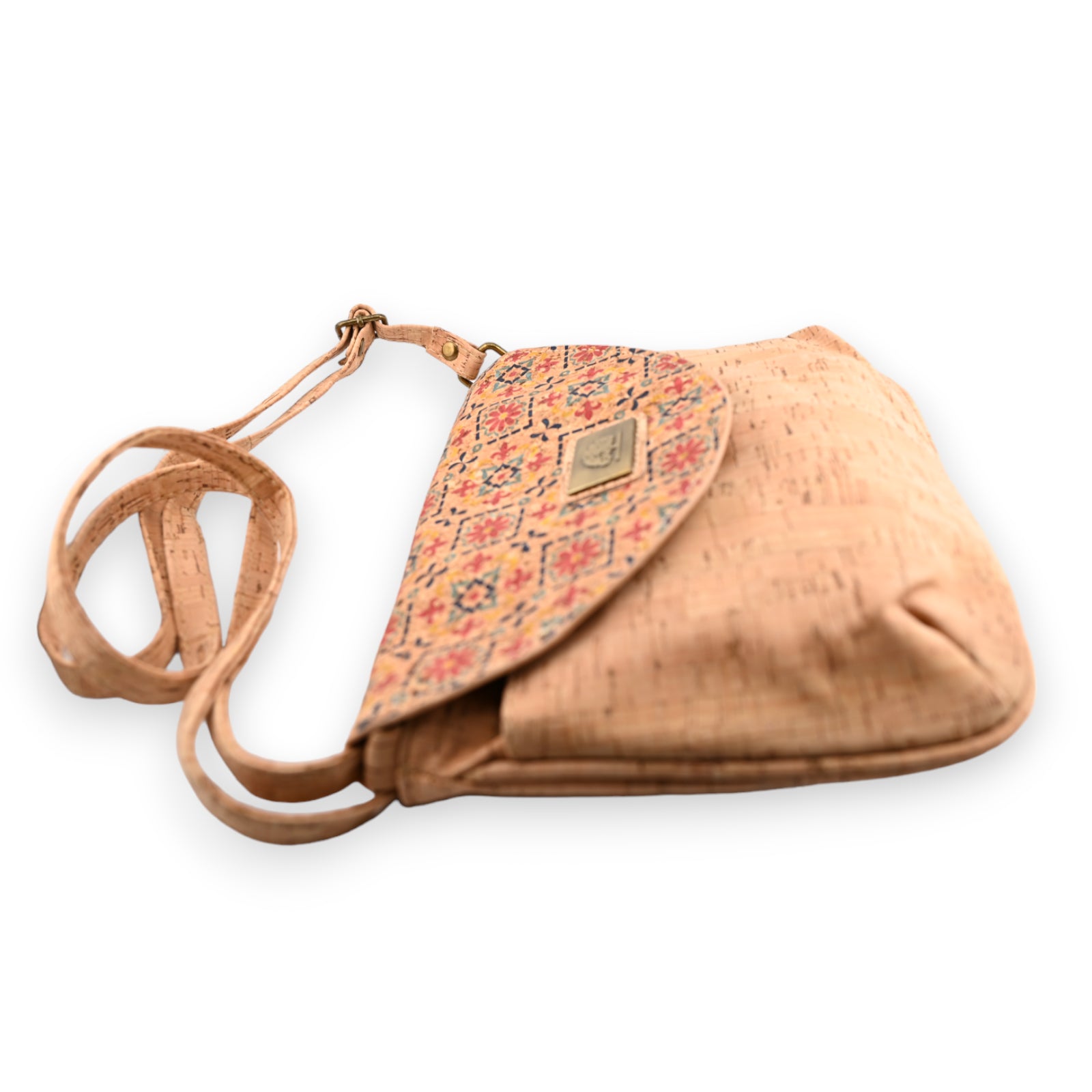 Umhängetasche aus Kork mit grafischem Muster auf der Klappe, beige Farbtöne, veganes Leder, Boho-Stil