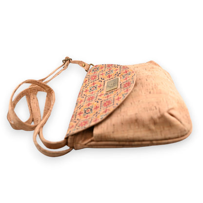 Umhängetasche aus Kork mit grafischem Muster auf der Klappe, beige Farbtöne, veganes Leder, Boho-Stil