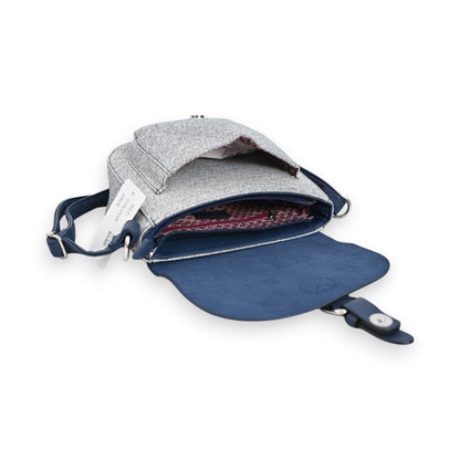 Stilvolle Umhängetasche in Grau und Marineblau mit Vintage-Look, geöffnet mit sichtbarem Innenfutter und Reißverschluss