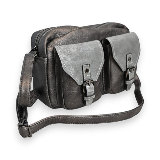 Elegante graue Leder-Umhängetasche mit zwei Fronttaschen und metallischen Akzenten, Urban-Chic-Stil, verstellbarer Riemen