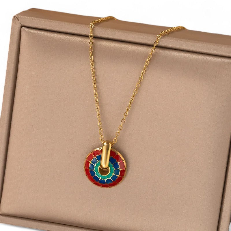 Goldene Halskette mit buntem Mosaik-Medaillon-Anhänger auf beigem Schmuckkästchen, elegantes Accessoire