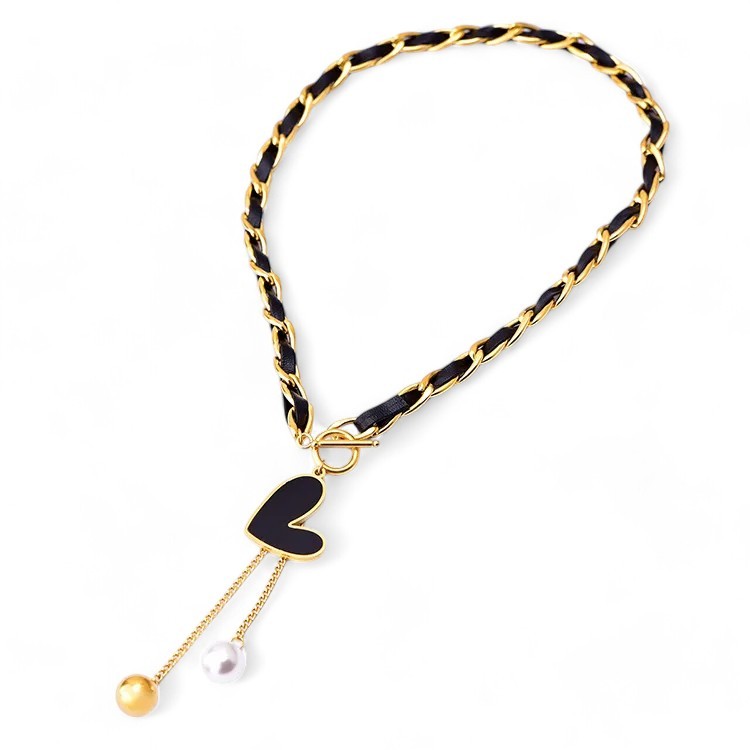 Vergoldete Stahlkette mit schwarzem Lederband und asymmetrischem Herzanhänger, goldener und weißer Perle an feinen Kettchen