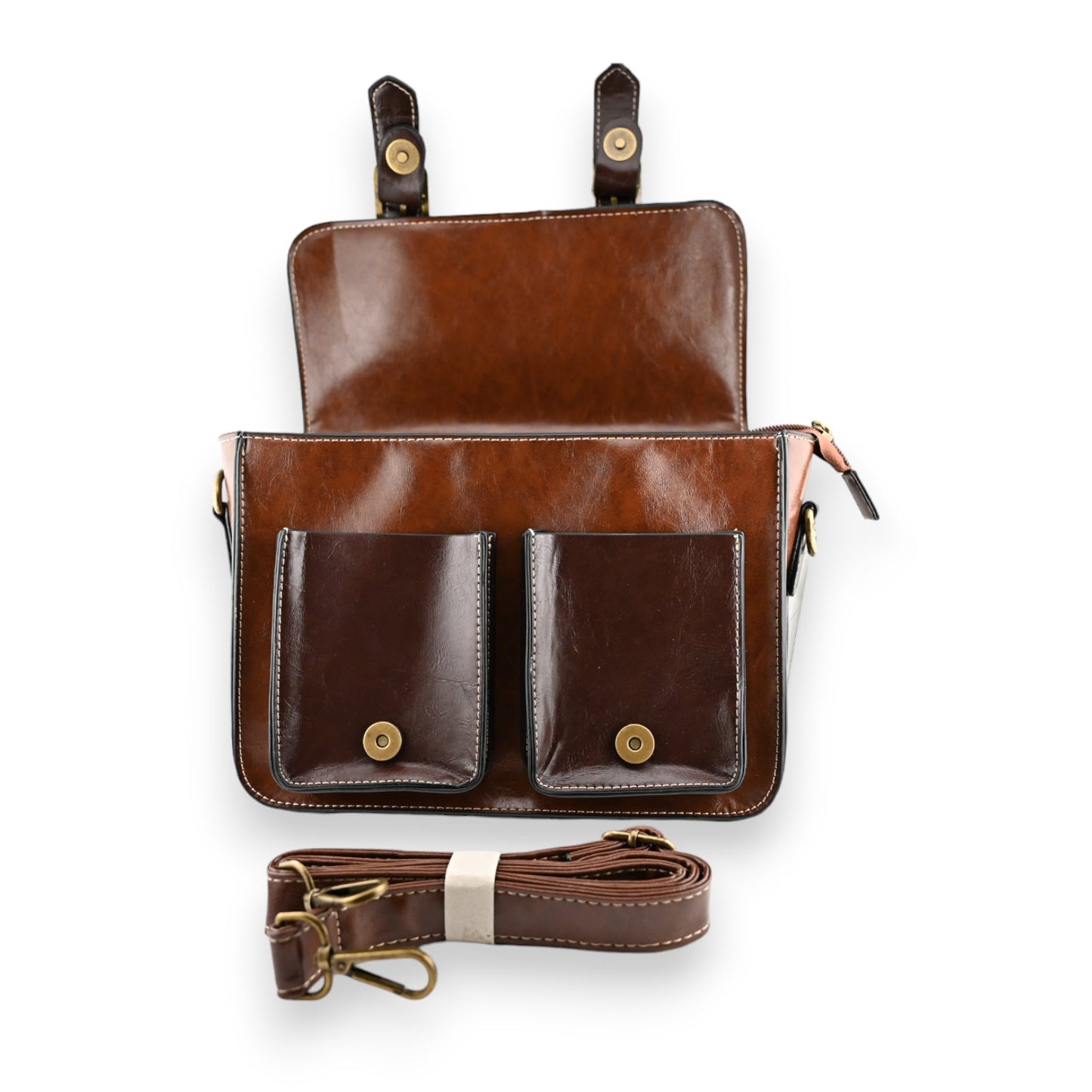 Vintage braune Leder-Umhängetasche mit zwei Außentaschen, Schulterriemen und Messingknöpfen auf weißem Hintergrund