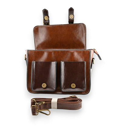 Vintage braune Leder-Umhängetasche mit zwei Außentaschen, Schulterriemen und Messingknöpfen auf weißem Hintergrund