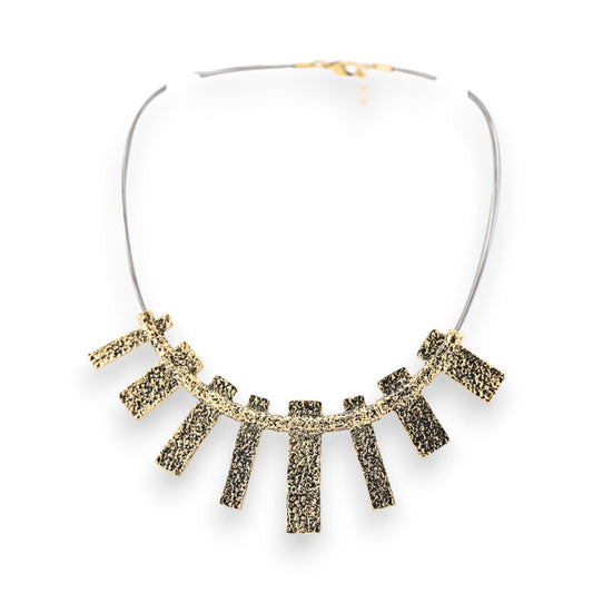 Vintage-Gold Choker-Halskette mit texturierten, rechteckigen Anhängern auf silbernem Draht, modernes Statement-Schmuckstück