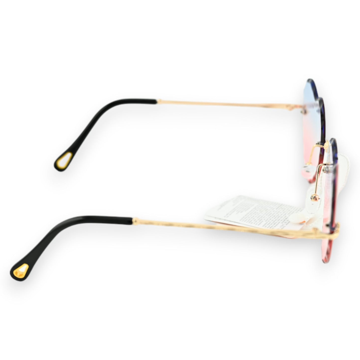 Vintage-Sonnenbrille mit goldenem Rahmen, schwarzen Bügeln und rosa-blauen Herzgläsern auf weißem Hintergrund