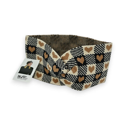 Kariertes Vintage-Stirnband mit Herzmuster in Schwarz, Beige und Braun, mit Produktetikett der Marke Mia Sweet