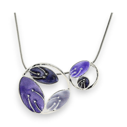 Moderne Halskette mit lila Emaille-Anhängern in Blattform, silberne Kreise und filigrane Details auf Schlangenkette
