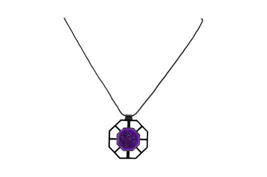 Geometrische Halskette mit schwarzem Oktagon-Anhänger und glitzerndem violettem Stein in der Mitte auf weißem Hintergrund