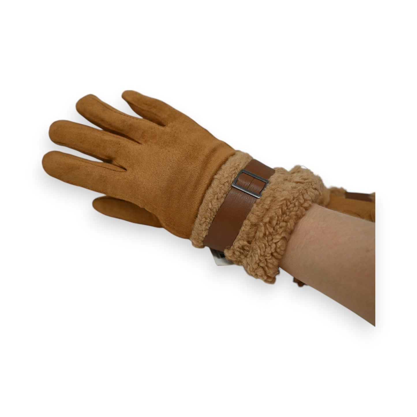 Warme Handschuhe aus Wildlederimitat in Camelfarbe mit Plüschfutter und braunem Lederriemen, an Hand getragen