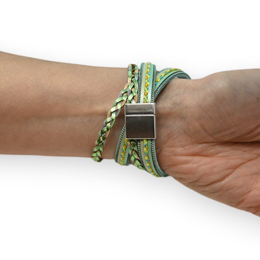 Mehrsträngiges grünes Lederarmband mit geflochtenen Elementen und silbernem Magnetverschluss am Handgelenk