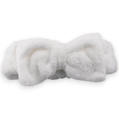 Weiches, flauschiges Make-up-Stirnband in Weiß, gefaltet und kuschelig, für Gesichtsreinigung und Kosmetikanwendungen
